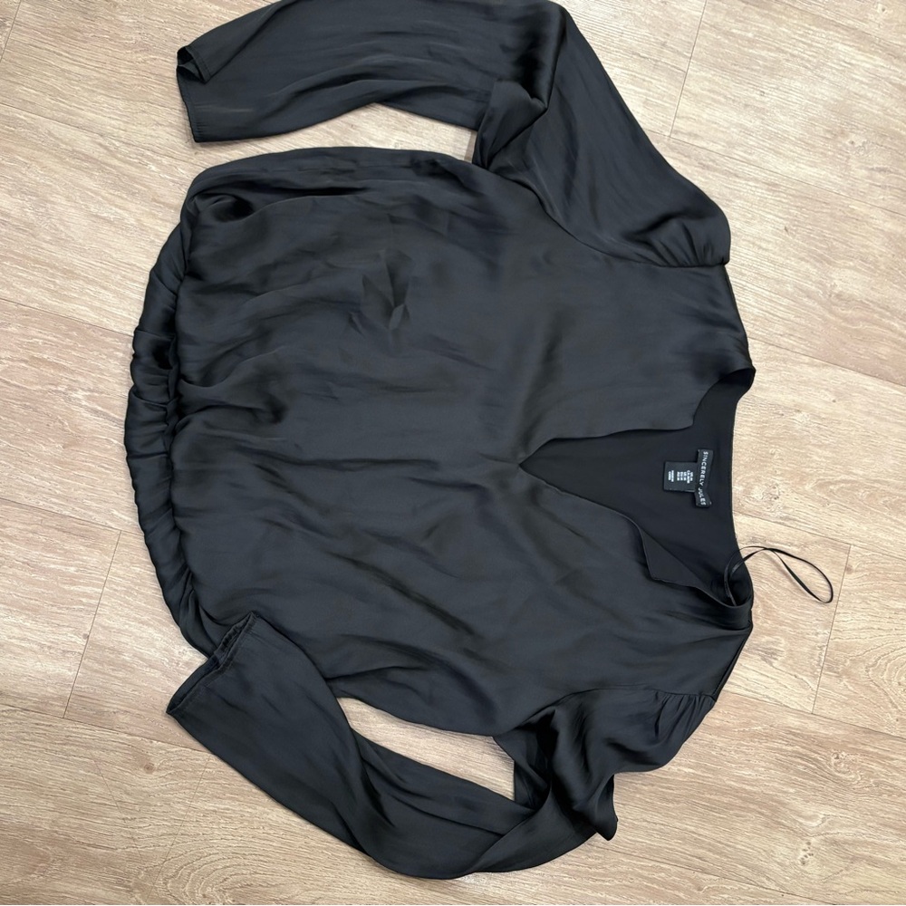 Sincerely Jules Classic Black Top